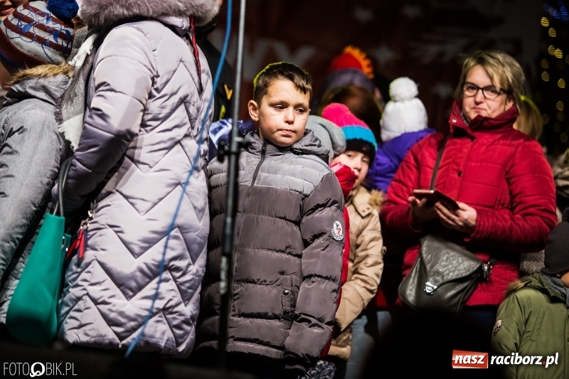 Zdjęcie w galerii na portalu naszraciborz.pl: Mikołaj ze strażakami ponownie na raciborskim rynku FOTO i WIDEO wiadomości z regionu