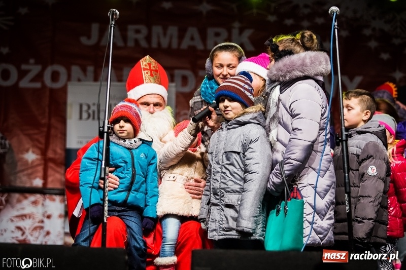 Zdjęcie w galerii na portalu naszraciborz.pl: Mikołaj ze strażakami ponownie na raciborskim rynku FOTO i WIDEO wiadomości z regionu