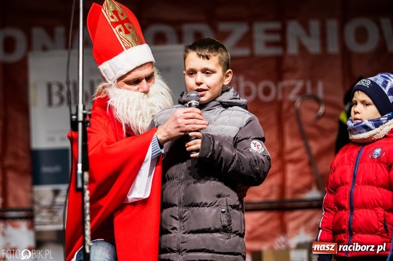Zdjęcie w galerii na portalu naszraciborz.pl: Mikołaj ze strażakami ponownie na raciborskim rynku FOTO i WIDEO wiadomości z regionu