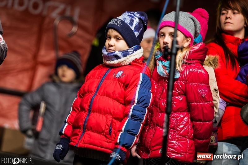 Zdjęcie w galerii na portalu naszraciborz.pl: Mikołaj ze strażakami ponownie na raciborskim rynku FOTO i WIDEO wiadomości z regionu