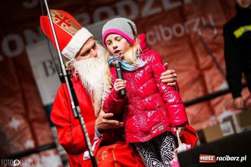 Zdjęcie w galerii na portalu naszraciborz.pl: Mikołaj ze strażakami ponownie na raciborskim rynku FOTO i WIDEO wiadomości z regionu