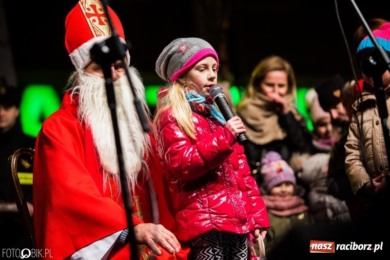 Zdjęcie w galerii na portalu naszraciborz.pl: Mikołaj ze strażakami ponownie na raciborskim rynku FOTO i WIDEO wiadomości z regionu