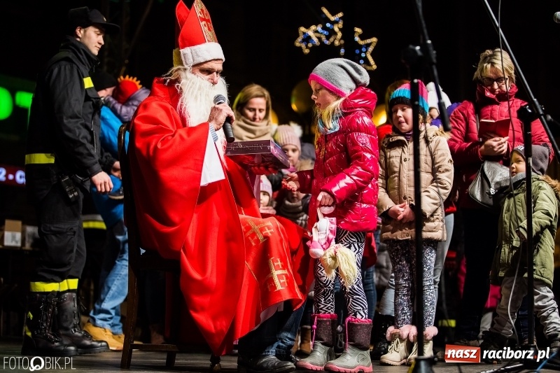 Zdjęcie w galerii na portalu naszraciborz.pl: Mikołaj ze strażakami ponownie na raciborskim rynku FOTO i WIDEO wiadomości z regionu