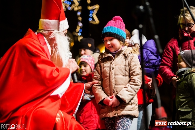 Zdjęcie w galerii na portalu naszraciborz.pl: Mikołaj ze strażakami ponownie na raciborskim rynku FOTO i WIDEO wiadomości z regionu
