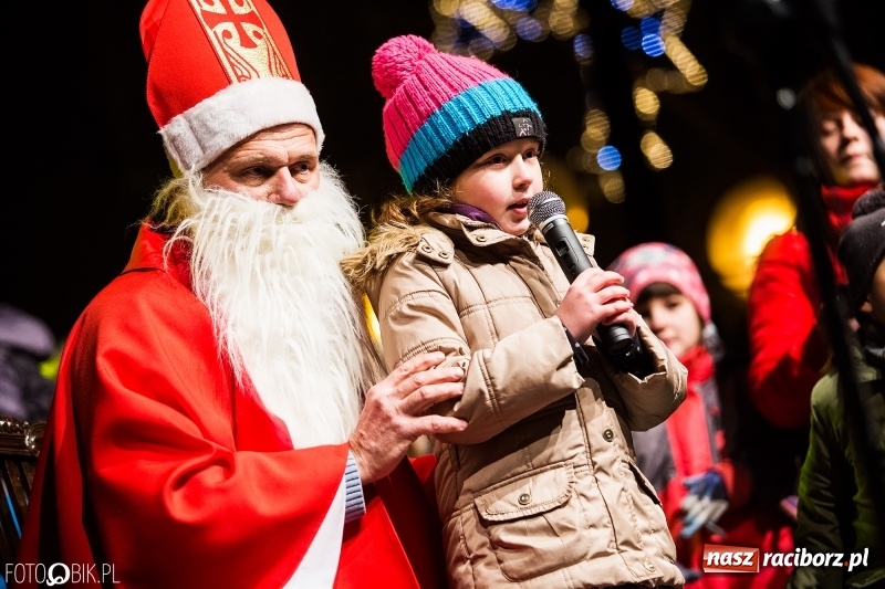 Zdjęcie w galerii na portalu naszraciborz.pl: Mikołaj ze strażakami ponownie na raciborskim rynku FOTO i WIDEO wiadomości z regionu