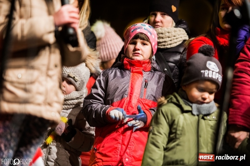 Zdjęcie w galerii na portalu naszraciborz.pl: Mikołaj ze strażakami ponownie na raciborskim rynku FOTO i WIDEO wiadomości z regionu