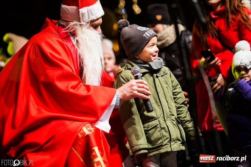 Zdjęcie w galerii na portalu naszraciborz.pl: Mikołaj ze strażakami ponownie na raciborskim rynku FOTO i WIDEO wiadomości z regionu