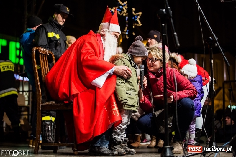 Zdjęcie w galerii na portalu naszraciborz.pl: Mikołaj ze strażakami ponownie na raciborskim rynku FOTO i WIDEO wiadomości z regionu