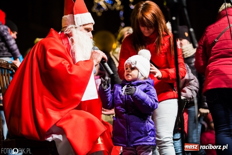 Zdjęcie w galerii na portalu naszraciborz.pl: Mikołaj ze strażakami ponownie na raciborskim rynku FOTO i WIDEO wiadomości z regionu