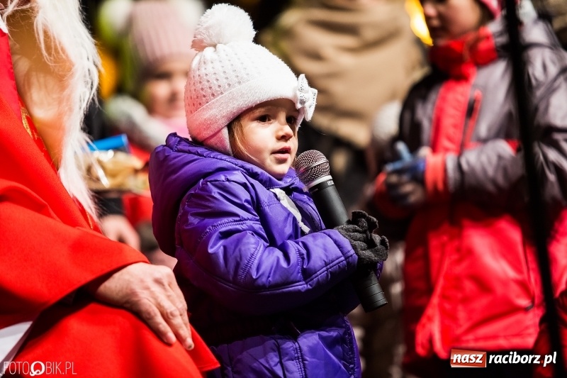 Zdjęcie w galerii na portalu naszraciborz.pl: Mikołaj ze strażakami ponownie na raciborskim rynku FOTO i WIDEO wiadomości z regionu