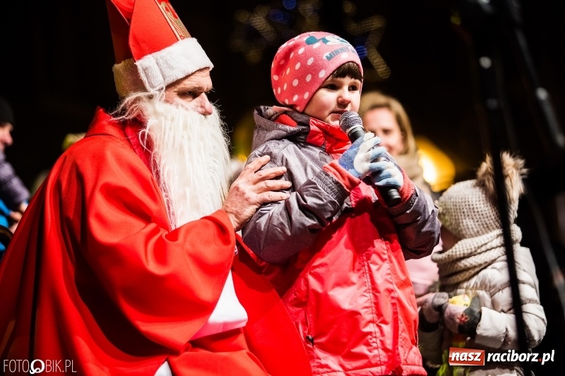 Zdjęcie w galerii na portalu naszraciborz.pl: Mikołaj ze strażakami ponownie na raciborskim rynku FOTO i WIDEO wiadomości z regionu
