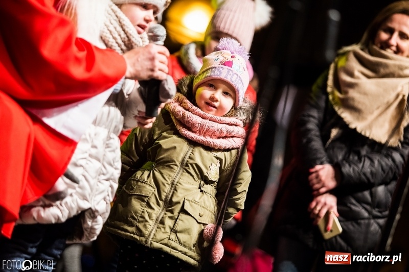 Zdjęcie w galerii na portalu naszraciborz.pl: Mikołaj ze strażakami ponownie na raciborskim rynku FOTO i WIDEO wiadomości z regionu
