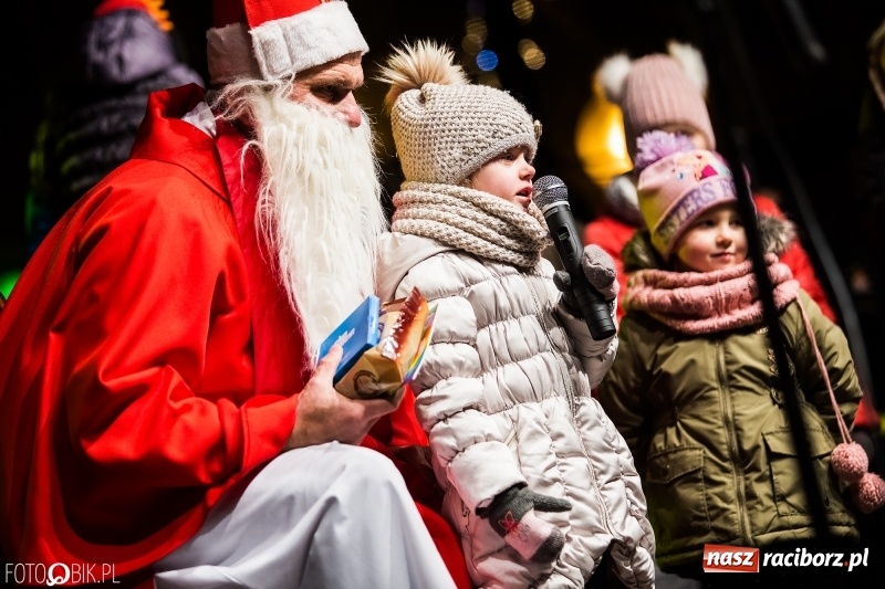 Zdjęcie w galerii na portalu naszraciborz.pl: Mikołaj ze strażakami ponownie na raciborskim rynku FOTO i WIDEO wiadomości z regionu
