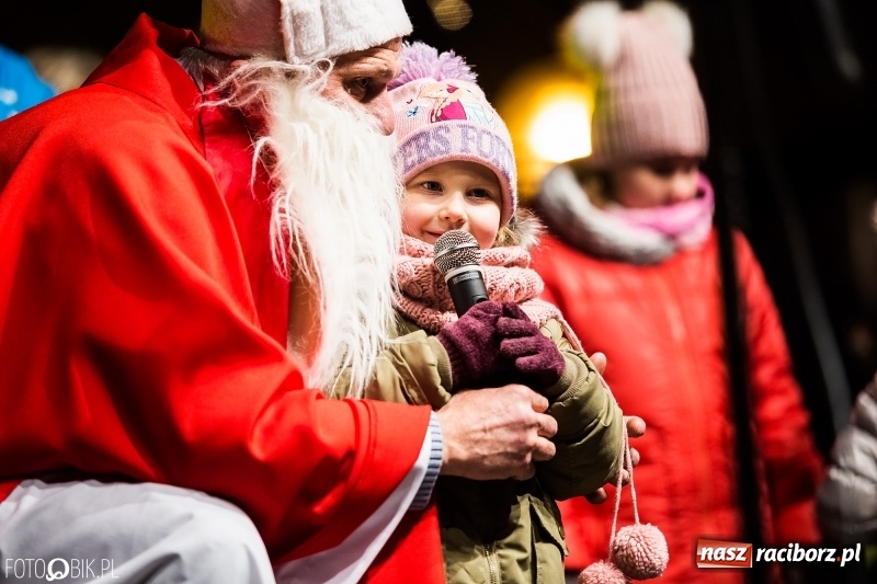 Zdjęcie w galerii na portalu naszraciborz.pl: Mikołaj ze strażakami ponownie na raciborskim rynku FOTO i WIDEO wiadomości z regionu