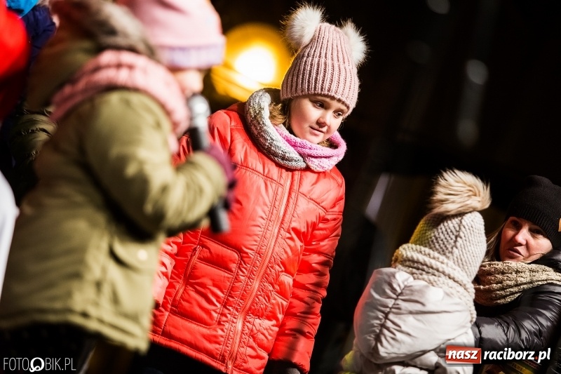 Zdjęcie w galerii na portalu naszraciborz.pl: Mikołaj ze strażakami ponownie na raciborskim rynku FOTO i WIDEO wiadomości z regionu