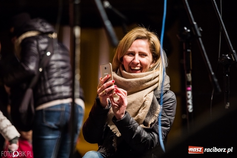 Zdjęcie w galerii na portalu naszraciborz.pl: Mikołaj ze strażakami ponownie na raciborskim rynku FOTO i WIDEO wiadomości z regionu