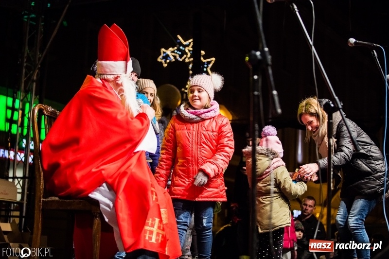 Zdjęcie w galerii na portalu naszraciborz.pl: Mikołaj ze strażakami ponownie na raciborskim rynku FOTO i WIDEO wiadomości z regionu
