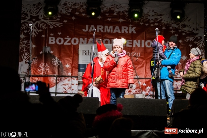 Zdjęcie w galerii na portalu naszraciborz.pl: Mikołaj ze strażakami ponownie na raciborskim rynku FOTO i WIDEO wiadomości z regionu