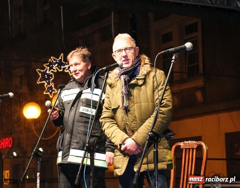 Zdjęcie w galerii na portalu naszraciborz.pl: Mikołaj ze strażakami ponownie na raciborskim rynku FOTO i WIDEO wiadomości z regionu
