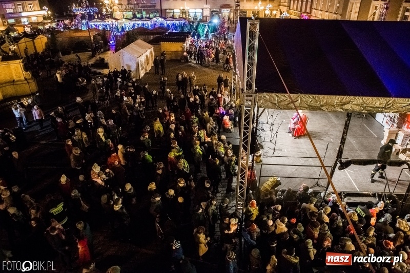 Zdjęcie w galerii na portalu naszraciborz.pl: Zagroda żywych reniferów, zimowe kino, wielkie gotowanie i św. Mikołaj ze strażakami. Program Jarmarku na Boże Narodzenie 2018 wiadomości z regionu