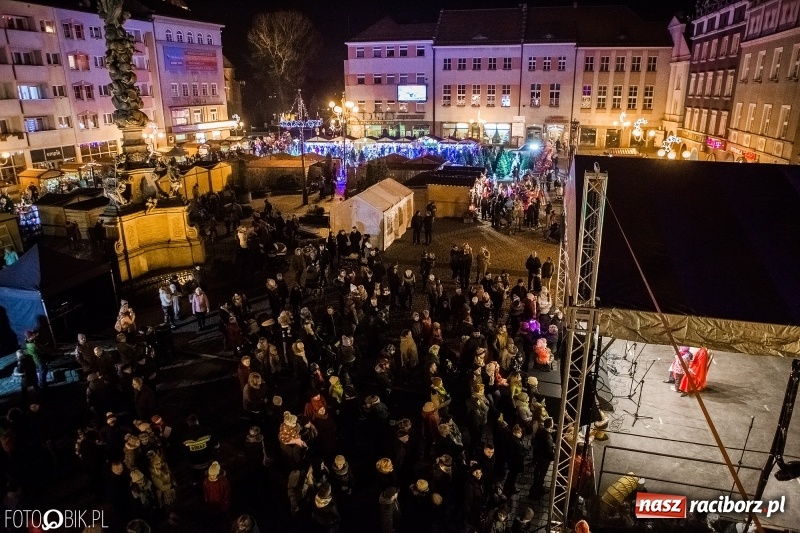 Zdjęcie w galerii na portalu naszraciborz.pl: Zagroda żywych reniferów, zimowe kino, wielkie gotowanie i św. Mikołaj ze strażakami. Program Jarmarku na Boże Narodzenie 2018 wiadomości z regionu