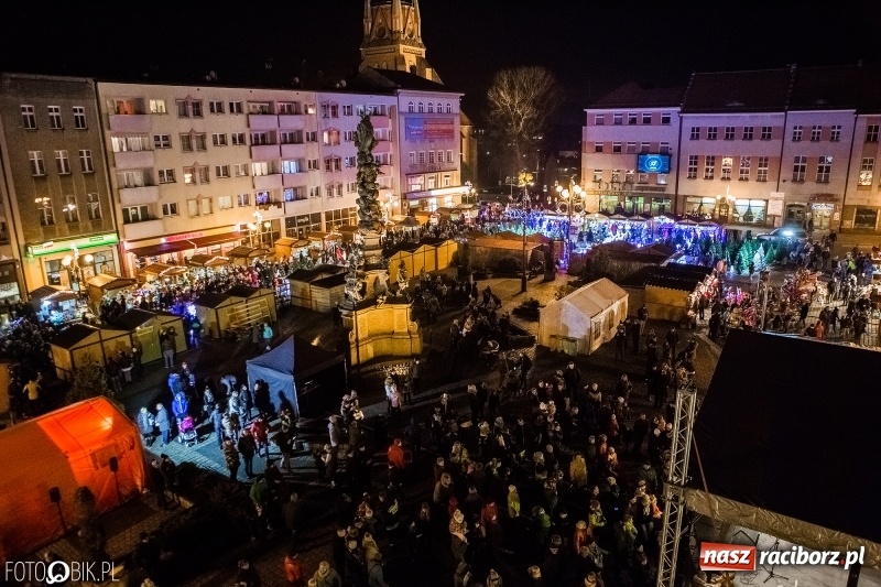 Zdjęcie w galerii na portalu naszraciborz.pl: Zagroda żywych reniferów, zimowe kino, wielkie gotowanie i św. Mikołaj ze strażakami. Program Jarmarku na Boże Narodzenie 2018 wiadomości z regionu