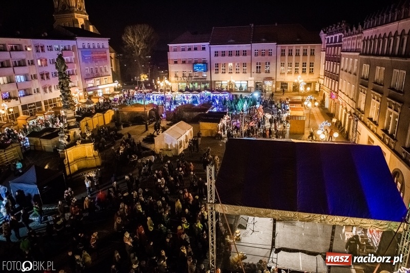 Zdjęcie w galerii na portalu naszraciborz.pl: Zagroda żywych reniferów, zimowe kino, wielkie gotowanie i św. Mikołaj ze strażakami. Program Jarmarku na Boże Narodzenie 2018 wiadomości z regionu