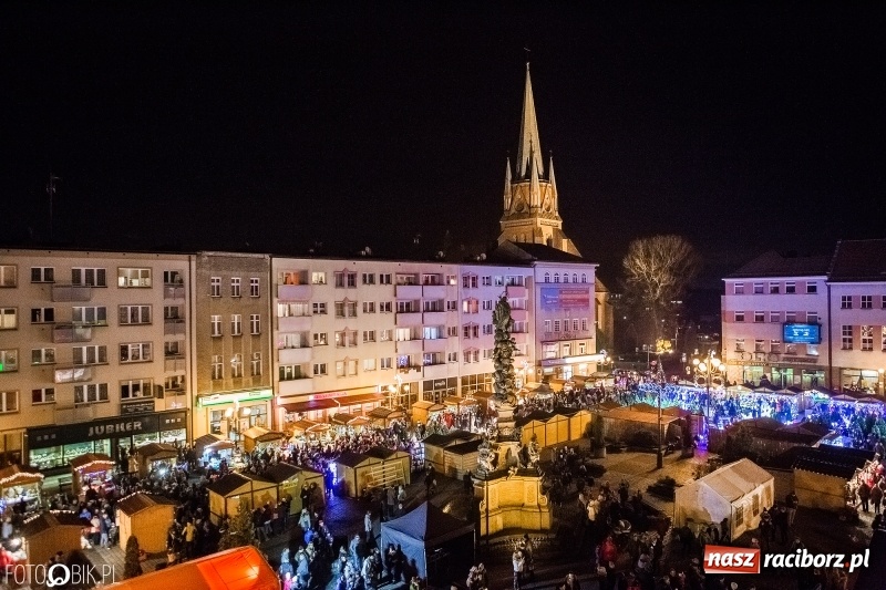 Zdjęcie w galerii na portalu naszraciborz.pl: Zagroda żywych reniferów, zimowe kino, wielkie gotowanie i św. Mikołaj ze strażakami. Program Jarmarku na Boże Narodzenie 2018 wiadomości z regionu