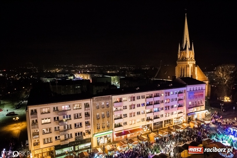 Zdjęcie w galerii na portalu naszraciborz.pl: Zagroda żywych reniferów, zimowe kino, wielkie gotowanie i św. Mikołaj ze strażakami. Program Jarmarku na Boże Narodzenie 2018 wiadomości z regionu