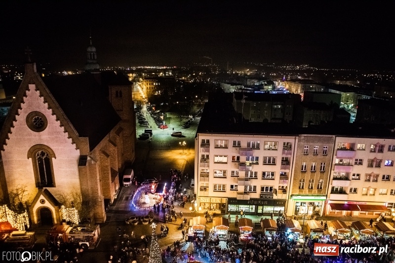 Zdjęcie w galerii na portalu naszraciborz.pl: Zagroda żywych reniferów, zimowe kino, wielkie gotowanie i św. Mikołaj ze strażakami. Program Jarmarku na Boże Narodzenie 2018 wiadomości z regionu