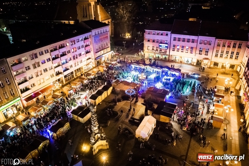 Zdjęcie w galerii na portalu naszraciborz.pl: Zagroda żywych reniferów, zimowe kino, wielkie gotowanie i św. Mikołaj ze strażakami. Program Jarmarku na Boże Narodzenie 2018 wiadomości z regionu