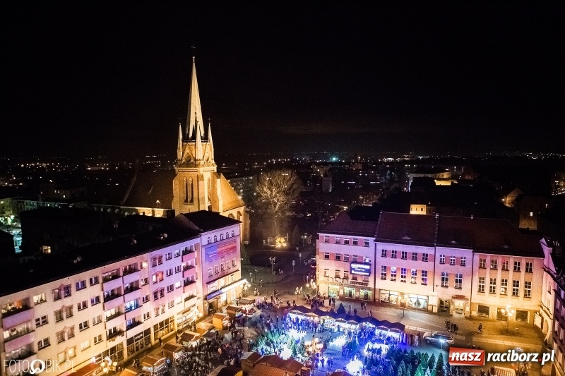 Zdjęcie w galerii na portalu naszraciborz.pl: Zagroda żywych reniferów, zimowe kino, wielkie gotowanie i św. Mikołaj ze strażakami. Program Jarmarku na Boże Narodzenie 2018 wiadomości z regionu