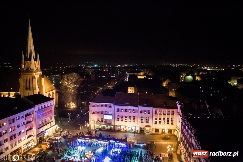 Zdjęcie w galerii na portalu naszraciborz.pl: Zagroda żywych reniferów, zimowe kino, wielkie gotowanie i św. Mikołaj ze strażakami. Program Jarmarku na Boże Narodzenie 2018 wiadomości z regionu
