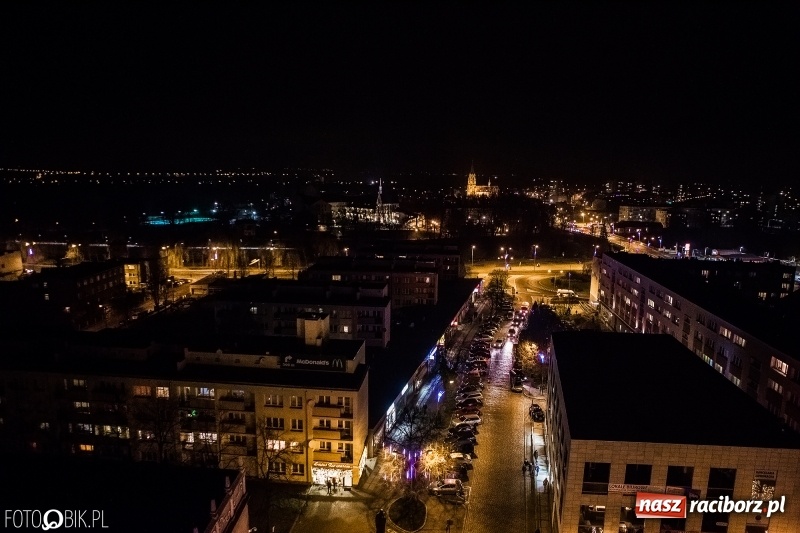 Zdjęcie w galerii na portalu naszraciborz.pl: Zagroda żywych reniferów, zimowe kino, wielkie gotowanie i św. Mikołaj ze strażakami. Program Jarmarku na Boże Narodzenie 2018 wiadomości z regionu