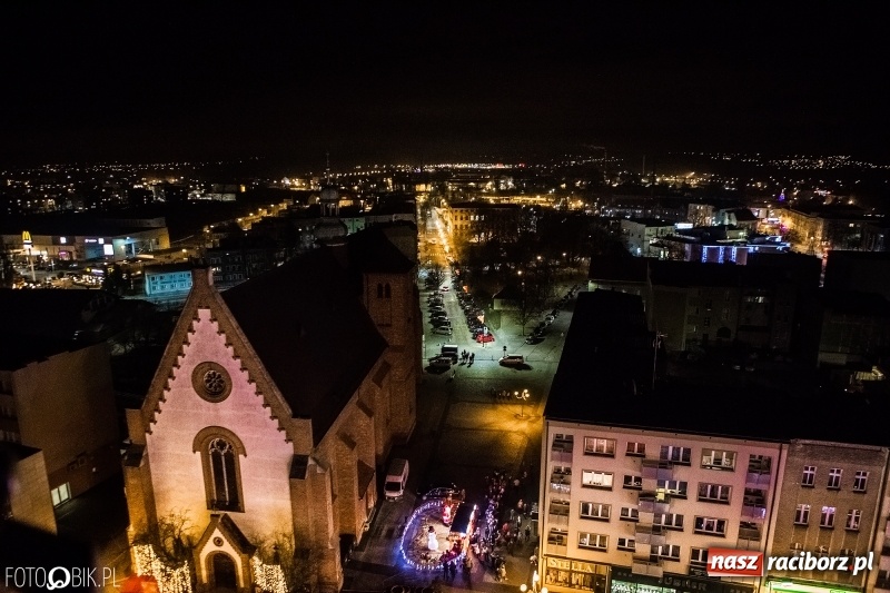 Zdjęcie w galerii na portalu naszraciborz.pl: Zagroda żywych reniferów, zimowe kino, wielkie gotowanie i św. Mikołaj ze strażakami. Program Jarmarku na Boże Narodzenie 2018 wiadomości z regionu