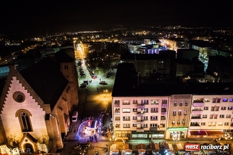 Zdjęcie w galerii na portalu naszraciborz.pl: Zagroda żywych reniferów, zimowe kino, wielkie gotowanie i św. Mikołaj ze strażakami. Program Jarmarku na Boże Narodzenie 2018 wiadomości z regionu