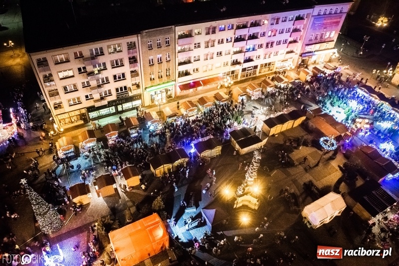 Zdjęcie w galerii na portalu naszraciborz.pl: Zagroda żywych reniferów, zimowe kino, wielkie gotowanie i św. Mikołaj ze strażakami. Program Jarmarku na Boże Narodzenie 2018 wiadomości z regionu