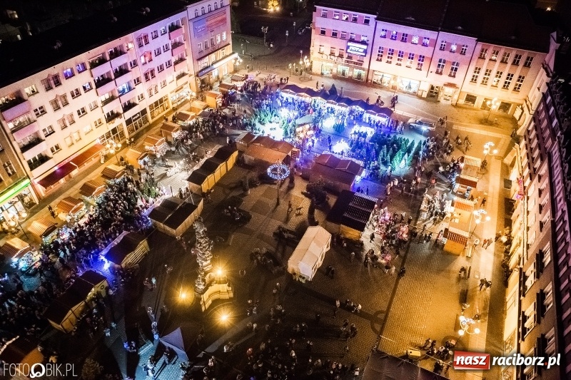 Zdjęcie w galerii na portalu naszraciborz.pl: Zagroda żywych reniferów, zimowe kino, wielkie gotowanie i św. Mikołaj ze strażakami. Program Jarmarku na Boże Narodzenie 2018 wiadomości z regionu
