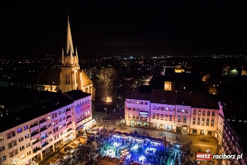 Zdjęcie w galerii na portalu naszraciborz.pl: Zagroda żywych reniferów, zimowe kino, wielkie gotowanie i św. Mikołaj ze strażakami. Program Jarmarku na Boże Narodzenie 2018 wiadomości z regionu