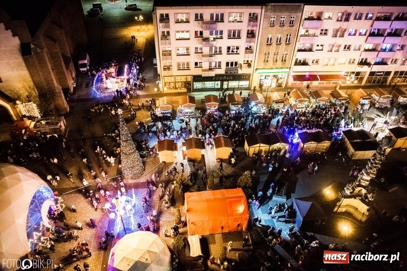 Zdjęcie w galerii na portalu naszraciborz.pl: Zagroda żywych reniferów, zimowe kino, wielkie gotowanie i św. Mikołaj ze strażakami. Program Jarmarku na Boże Narodzenie 2018 wiadomości z regionu