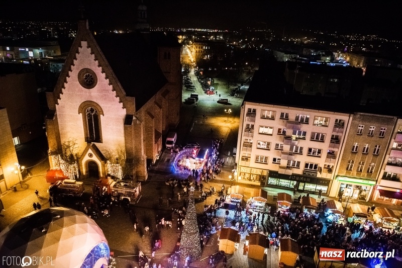 Zdjęcie w galerii na portalu naszraciborz.pl: Zagroda żywych reniferów, zimowe kino, wielkie gotowanie i św. Mikołaj ze strażakami. Program Jarmarku na Boże Narodzenie 2018 wiadomości z regionu