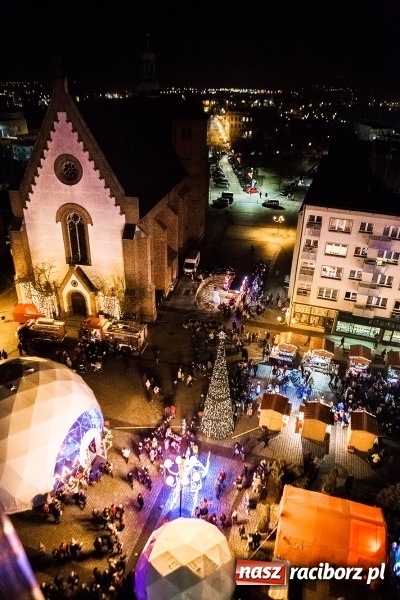 Zdjęcie w galerii na portalu naszraciborz.pl: Zagroda żywych reniferów, zimowe kino, wielkie gotowanie i św. Mikołaj ze strażakami. Program Jarmarku na Boże Narodzenie 2018 wiadomości z regionu