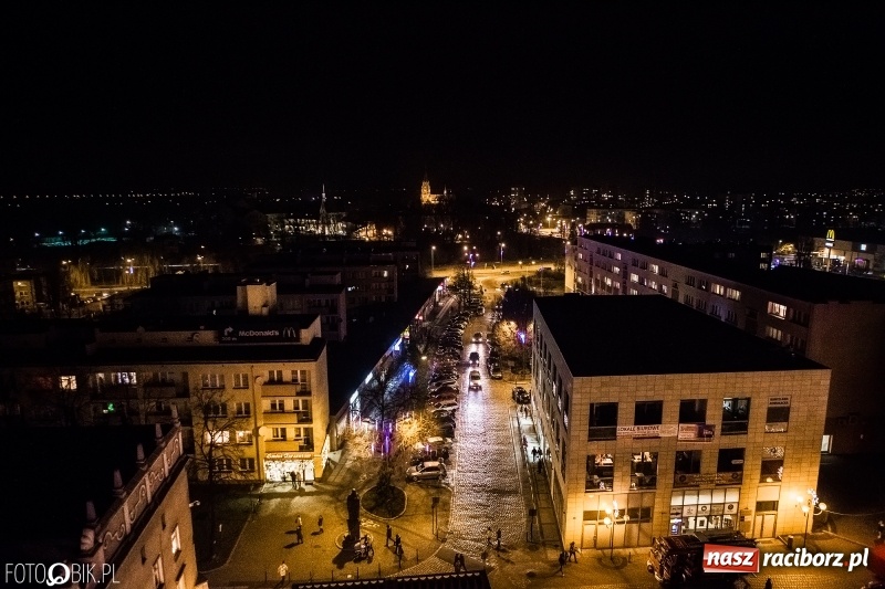 Zdjęcie w galerii na portalu naszraciborz.pl: Zagroda żywych reniferów, zimowe kino, wielkie gotowanie i św. Mikołaj ze strażakami. Program Jarmarku na Boże Narodzenie 2018 wiadomości z regionu