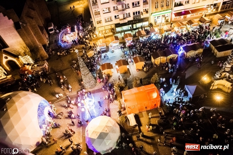 Zdjęcie w galerii na portalu naszraciborz.pl: Zagroda żywych reniferów, zimowe kino, wielkie gotowanie i św. Mikołaj ze strażakami. Program Jarmarku na Boże Narodzenie 2018 wiadomości z regionu