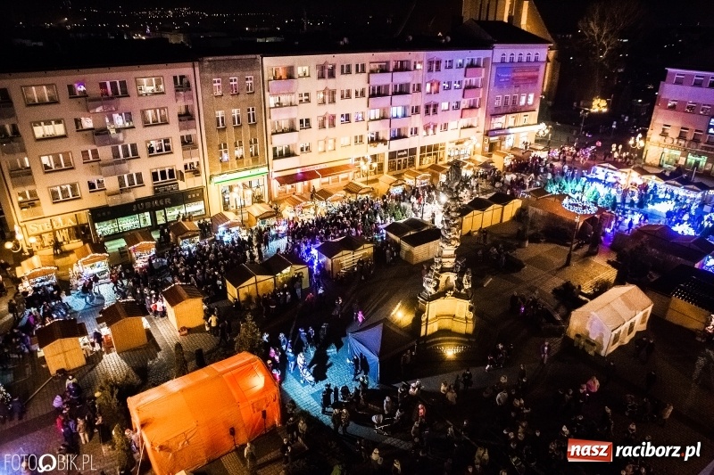 Zdjęcie w galerii na portalu naszraciborz.pl: Zagroda żywych reniferów, zimowe kino, wielkie gotowanie i św. Mikołaj ze strażakami. Program Jarmarku na Boże Narodzenie 2018 wiadomości z regionu