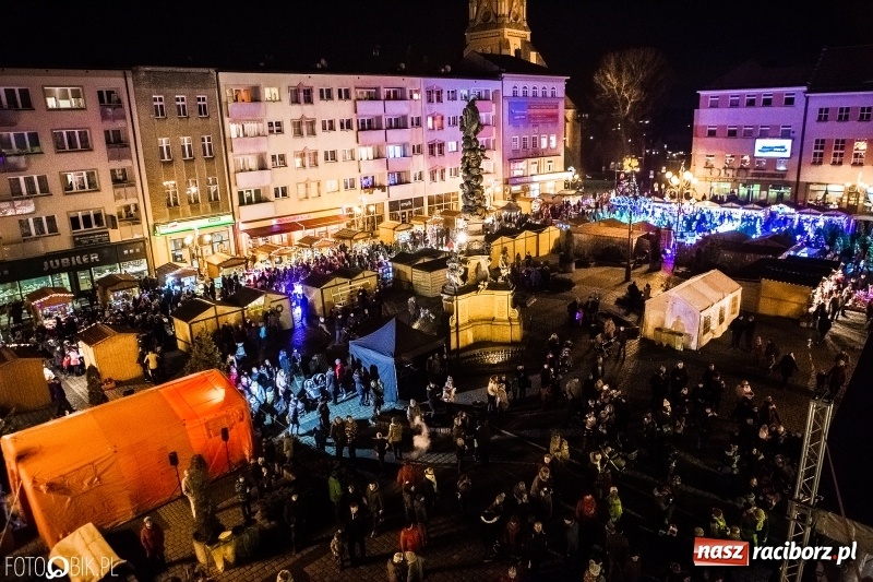 Zdjęcie w galerii na portalu naszraciborz.pl: Zagroda żywych reniferów, zimowe kino, wielkie gotowanie i św. Mikołaj ze strażakami. Program Jarmarku na Boże Narodzenie 2018 wiadomości z regionu
