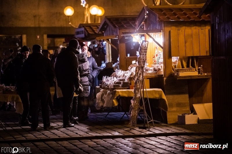 Zdjęcie w galerii na portalu naszraciborz.pl: Zagroda żywych reniferów, zimowe kino, wielkie gotowanie i św. Mikołaj ze strażakami. Program Jarmarku na Boże Narodzenie 2018 wiadomości z regionu