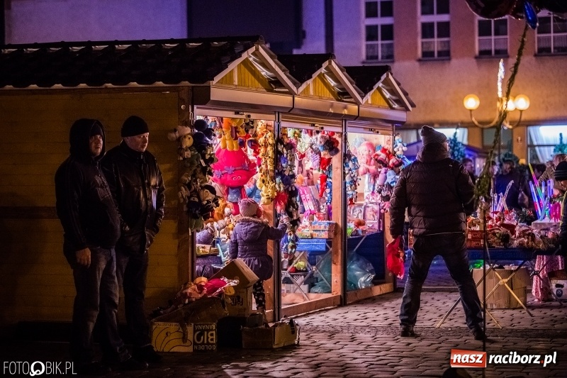 Zdjęcie w galerii na portalu naszraciborz.pl: Zagroda żywych reniferów, zimowe kino, wielkie gotowanie i św. Mikołaj ze strażakami. Program Jarmarku na Boże Narodzenie 2018 wiadomości z regionu