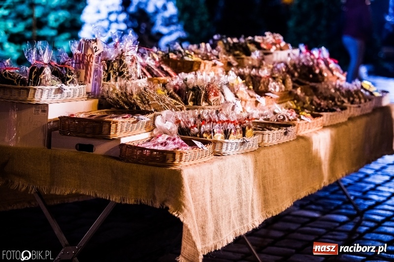 Zdjęcie w galerii na portalu naszraciborz.pl: Zagroda żywych reniferów, zimowe kino, wielkie gotowanie i św. Mikołaj ze strażakami. Program Jarmarku na Boże Narodzenie 2018 wiadomości z regionu