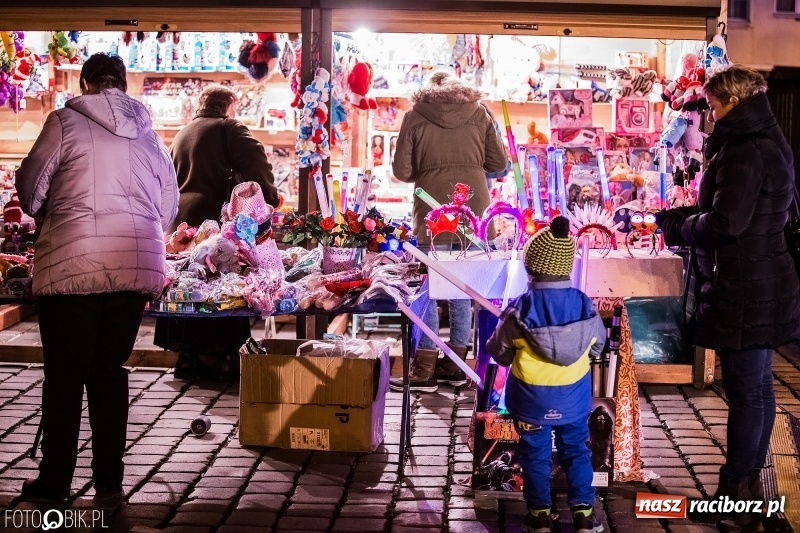 Zdjęcie w galerii na portalu naszraciborz.pl: Zagroda żywych reniferów, zimowe kino, wielkie gotowanie i św. Mikołaj ze strażakami. Program Jarmarku na Boże Narodzenie 2018 wiadomości z regionu